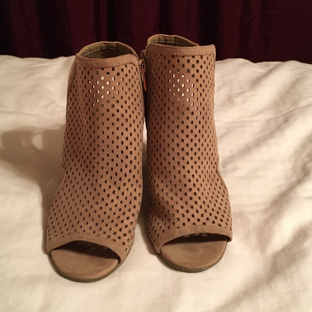 🔥🔥NWOT Sam Edelman Beige Zipper Ankle Boot 🌸